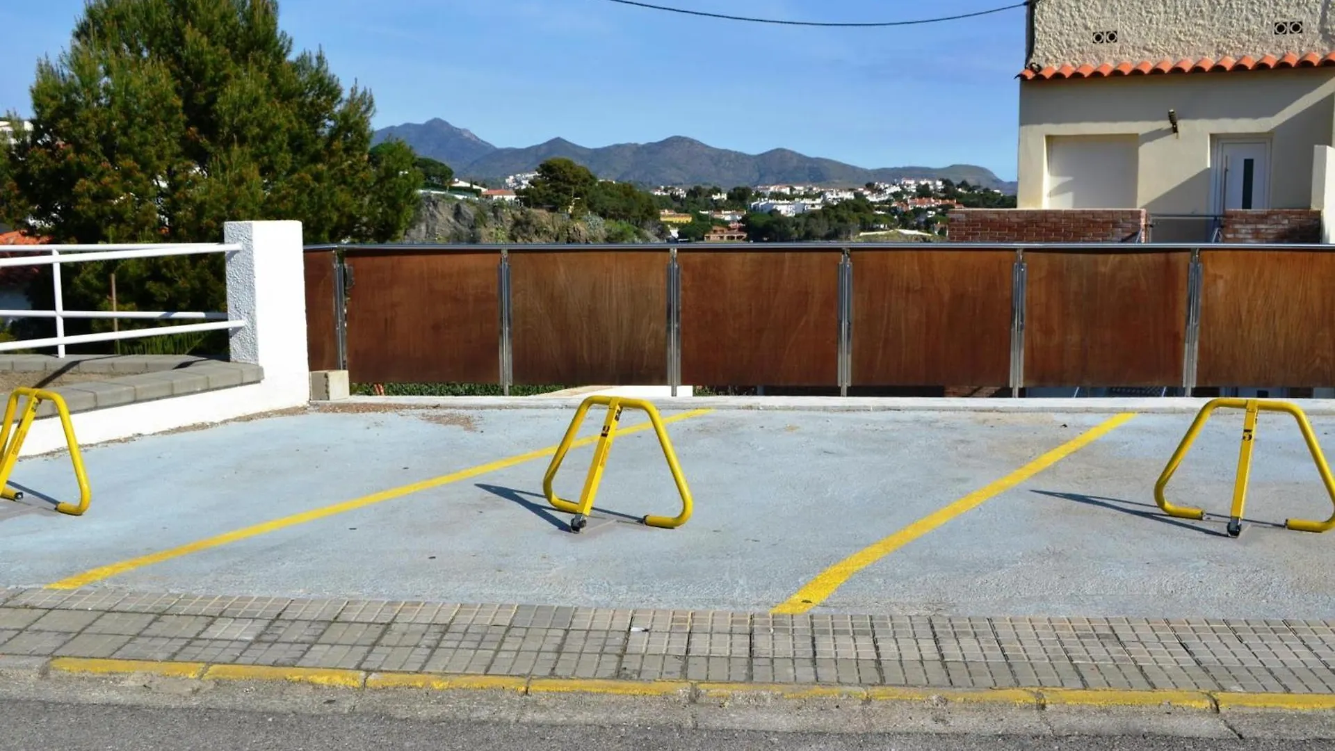 Apartamento Con Terraza Amueblada Y Parking A 10 Min Del Centro De Llanca, Mascotas Permitidas - Es-170-9 Llanca